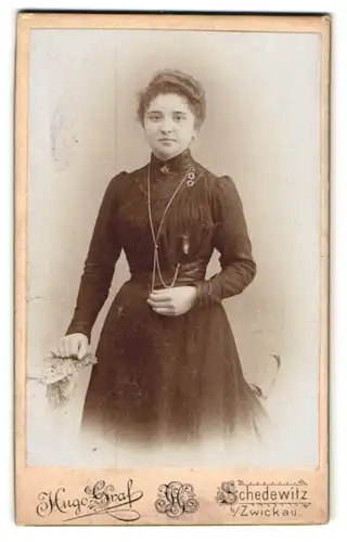 Fotografie Hugo Graf, Schedewitz, Hauptstr. 71, Junge Dame mit langem Kleid und Halskette