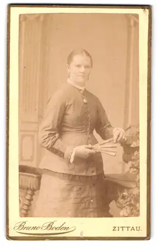 Fotografie Bruno Boden, Zittau, Circusplatz 4, Feine Dame mittleren Alters mit Fächer