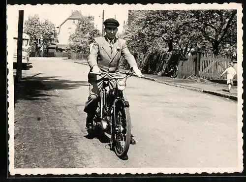 Fotografie Motorrad Simson SR I, Fahrer im Anzug auf LKrad