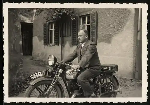 Fotografie Motorrad NSU, Fahrer im Anzug auf Krad sitzend, Kennzeichen II-43435