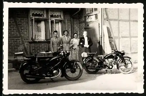 Fotografie Thiele, Markranstädt, Motorrad DKW, Paare vor einer Ausfahrt mit dem Krad