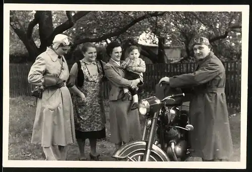 Fotografie Graul, Burgstädt, Motorrad Jawa 350, Paar mit Schutzbrille und Haube