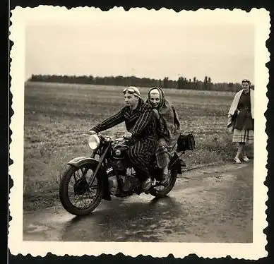 Fotografie Thiele, Markranstädt, Motorrad AWO 425T, Paar auf Krad sitzend