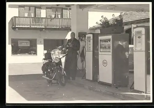 Fotografie Motorrad AWO 425 T, Krad an Esso Tankstelle im Westen