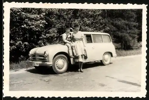 Fotografie Auto IFA P70 Kombi, Mutter & Sohn nebst PKW