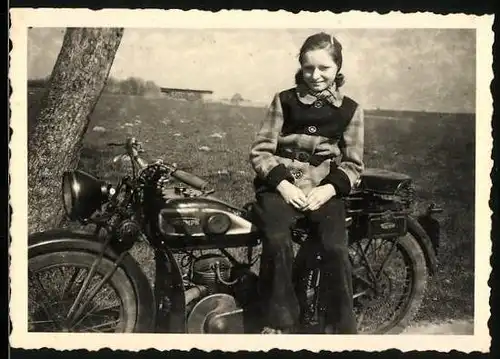 Fotografie Motorrad Triumph TWN, Mädchen Margit Brand auf Krad sitzend 1946