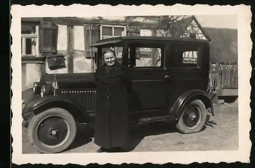 Fotografie Auto Opel, Hausfrau nebst PKW vor Fachwerkhaus