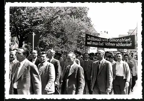 Fotografie unbekannter Fotograf, Ansicht Biberach, Demonstrationszug mit Banner Vollmer Schikaniert