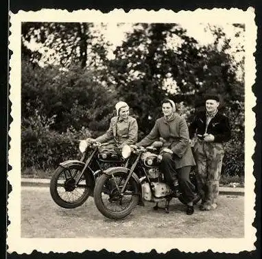 Fotografie Thiele, Markranstadt, Motorrad AWO 425T, Paare während einer Ausfahrt