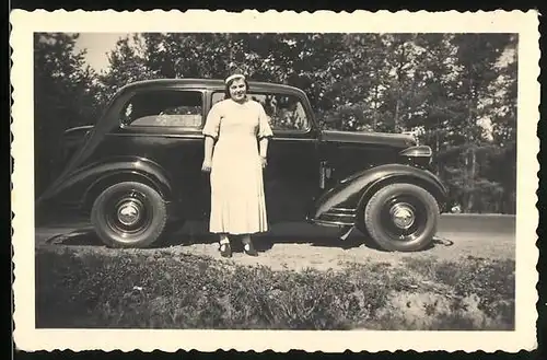 Fotografie Auto Opel 6, Hausfrau im weissen Kleid neben PKW