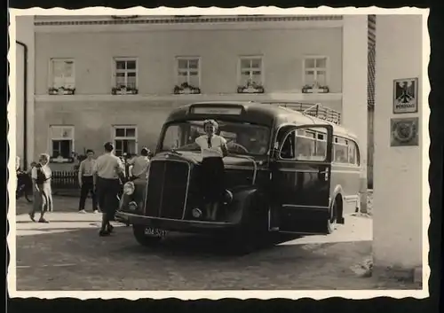 Fotografie Bus Mercedes Benz, Reisebus, Omnibus mit Kennzeichen AB04-5217 vor einem Postamt