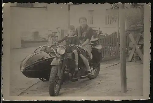 Fotografie Motorrad mit Zeppelin-Seitenwagen, Mutter mit Söhnen auf Krad