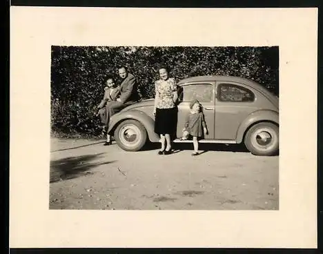 Fotografie Auto VW Käfer, stolze Familie nebst Volkswagen PKW