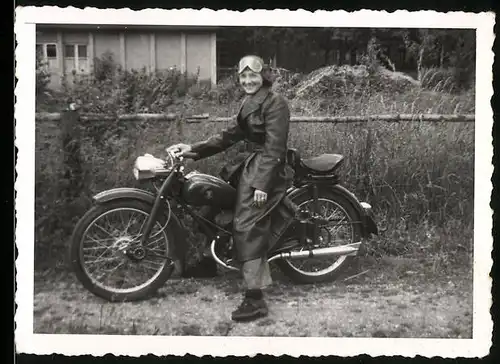 Fotografie Motorrad, hübsche junge Frau mit Schutzbrille & Ledermantel auf Krad sitzend