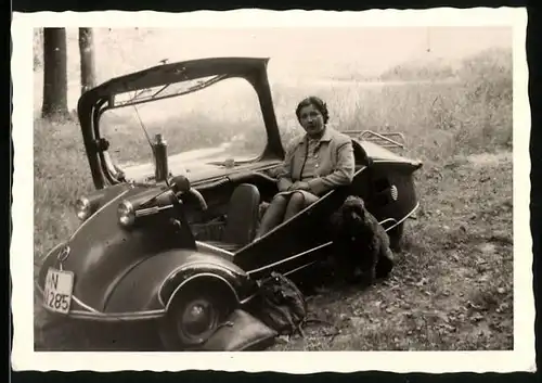 Fotografie Gerber, Nürnberg, Auto Messerschmitt Kabinenroller Kennzeichen Nürnberg, Hausfrau nebst Hund Pudel