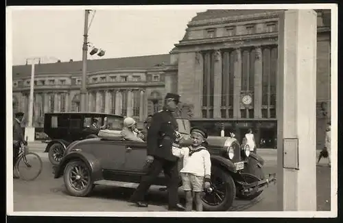 Fotografie unbekannter Fotograf, Ansicht Leipzig, Auto Chrysaler Cabrio am Hauptbahnhof 1929