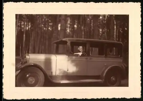Fotografie Auto, Mädchen sitzt am Steuer der Limousine