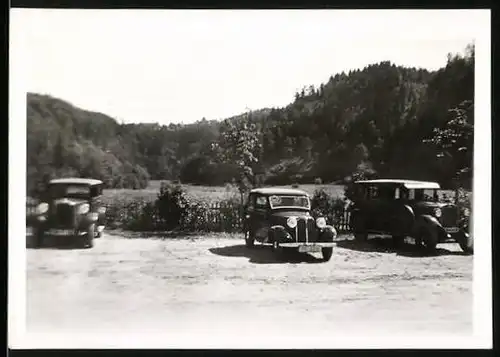 Fotografie Auto BMW, PKW auf einem Parkplatz