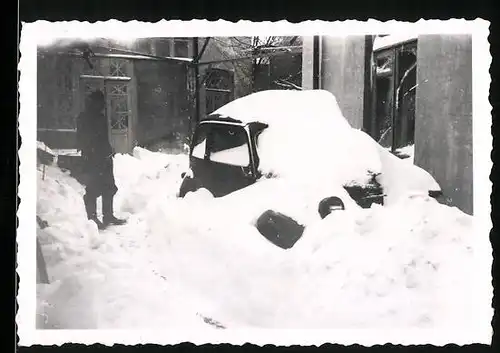 Fotografie Jost, Würzburg, Auto Opel total eingeschneit