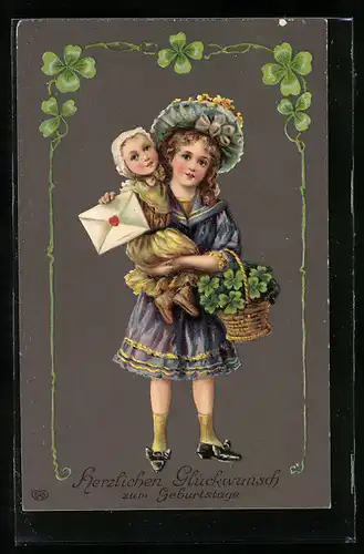AK Kleines Mädchen mit Glückskleeblättern hat Kleinkind mit Geburtstagspost auf dem Arm, Geburtstagsgruss