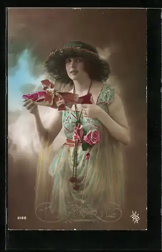 AK Junge Frau mit als Geschenk verpackten Fisch, 1. April