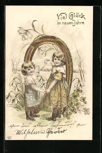 AK Zwei kleine Mädchen vor einem Hufeisen, Glückskleeblätter, Viel Glück im neuen Jahre