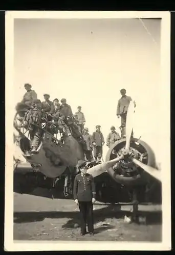 Fotografie Flugzeug, Kinder posieren auf einem Flugzeug-Wrack