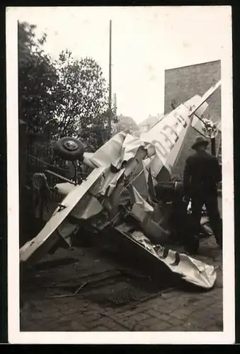 Fotografie Flugzeug-Absturz, Schulflugzeug der Luftwaffe, Wrack nach Absturz