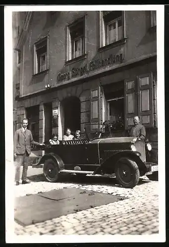 Fotografie Auto Opel Cabrio, PKW vor der Fellhandlung Georg Sörgel
