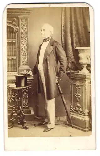 Fotografie London School of Photgr., London, Portrait General Sir James Archibald Hope, im hohen Alter mit Zylinder