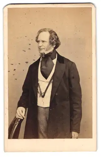 Fotografie Mason & Co., London, Portrait Edward Smith-Stanley, 14. Earl of Derby im Anzug mit Lupe um den Hals