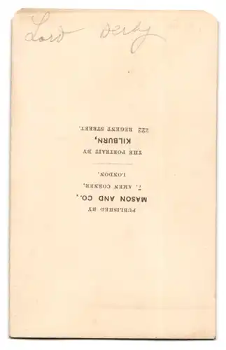 Fotografie Mason & Co., London, Portrait Edward Smith-Stanley, 14. Earl of Derby im Anzug mit Lupe um den Hals