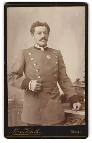 Fotografie Max Kurth, Füssen, Portrait Eisenbahner in Uniform mit Orden and er Brust