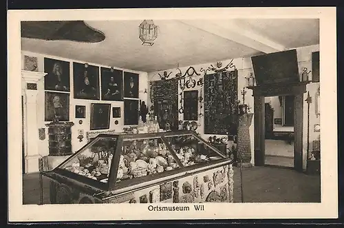 AK Wil, Innenansicht Ortsmuseum mit grosser Vitrine