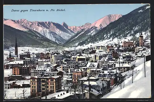 AK Davos, Ortspanorama mit Tinzenhorn und Piz Michel im Winter