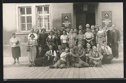 Foto-AK Gäste vor dem Geschäft mit Emailleschild Barbarossa Bräu