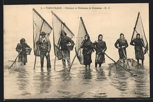 AK Le Touquet-Paris-Plage, Pêcheurs et Pêcheuses de Crevettes, Krebsfischer und Krebsfischerinnen mit Keschern