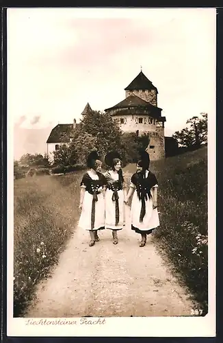 AK Vaduz, Mädchen in Liechtensteiner Tracht vor dem Schloss