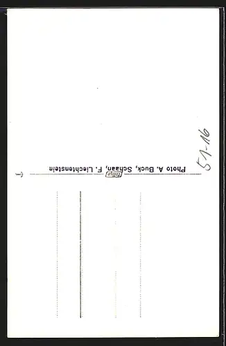 AK Vaduz, Mädchen in Liechtensteiner Tracht vor dem Schloss