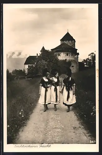 AK Drei hübsche Damen vor altem Gemäuer in Liechtensteiner Tracht