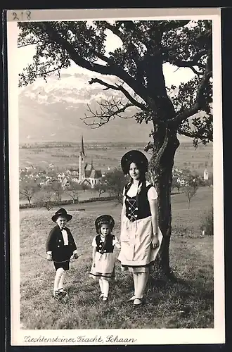 AK Schaan, Mutter mit ihren beiden Kindern in Liechtensteiner Tracht