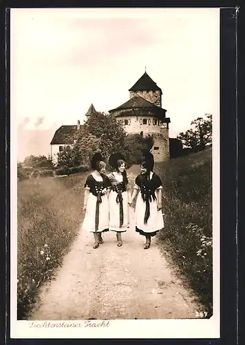 AK Vaduz, Mädchen in Liechtensteiner Tracht vor dem Schloss