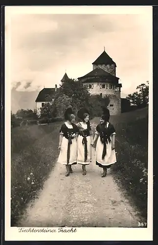 AK Vaduz, Schloss und drei Frauen in Liechtensteiner Tracht