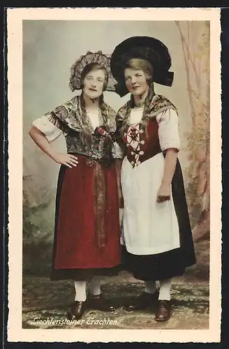 AK Zwei hübsche Damen in traditioneller Liechtensteiner Tracht