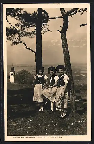 AK Schaan, Drei hübsche fröhliche Damen in Liechtensteiner Tracht