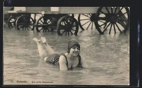 AK Onze Baadsters, Frau liegt im Badeanzug im Wasser