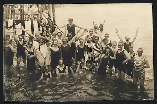 Foto-AK fürs Foto posierende Reisegruppe in Badeanzügen