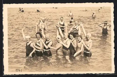 Foto-AK Frauen in Badeanzügen posieren im Wasser