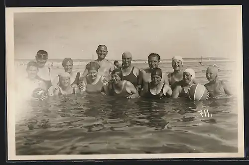 Foto-AK Badegäste in Bademode und mit Wasserball