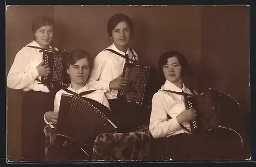 AK Vier Frauen mit Akkordeons